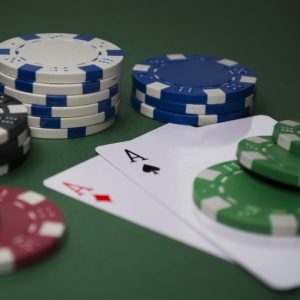 Pokerkarten und Chips
